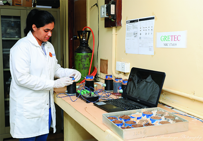 Lead author of the article, Navodi Jayarathne, prepares samples for gas diffusivity measurement.