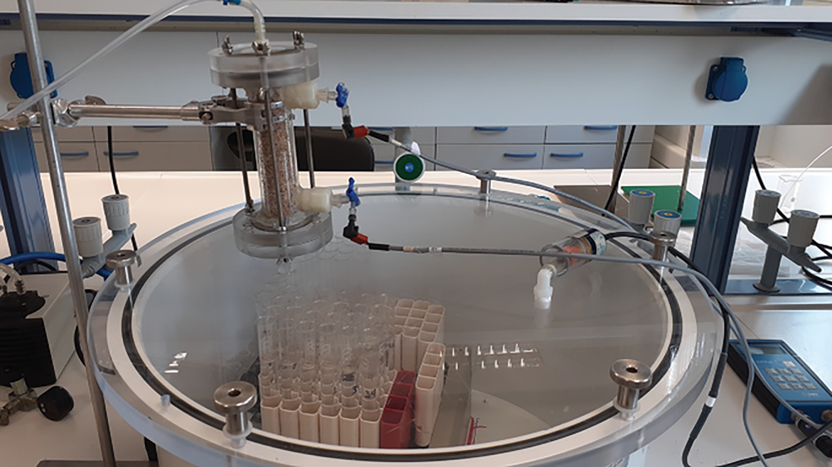 Unsaturated packed column on top of a vacuum chamber. Photo by T.V. Fountouli.