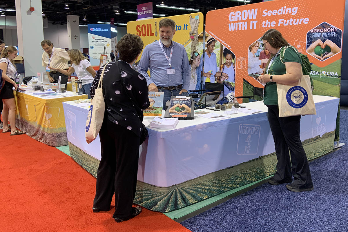SSSA member Gordon Rees visits with attendees of the National Science Teaching Association (NSTA) Conference on Science Education in Anaheim, CA in April 2026. 