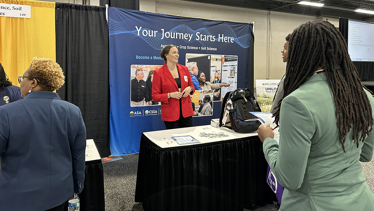 Elizabeth Gillispie (Chair of the Societies' Diversity, Equity, and Inclusion Committee) meets with attendees of the MANRRS Annual Training Conference and Career Expo in Dallas, TX, Apr. 9–11, 2026. 