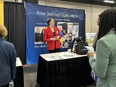 Elizabeth Gillispie (Chair of the Societies' Diversity, Equity, and Inclusion Committee) meets with attendees of the MANRRS Annual Training Conference and Career Expo in Dallas, TX, Apr. 9–11, 2026. 